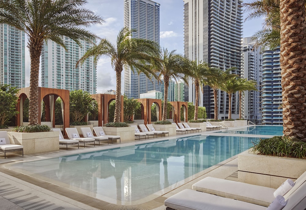 SLS LUX Brickell 57/60
