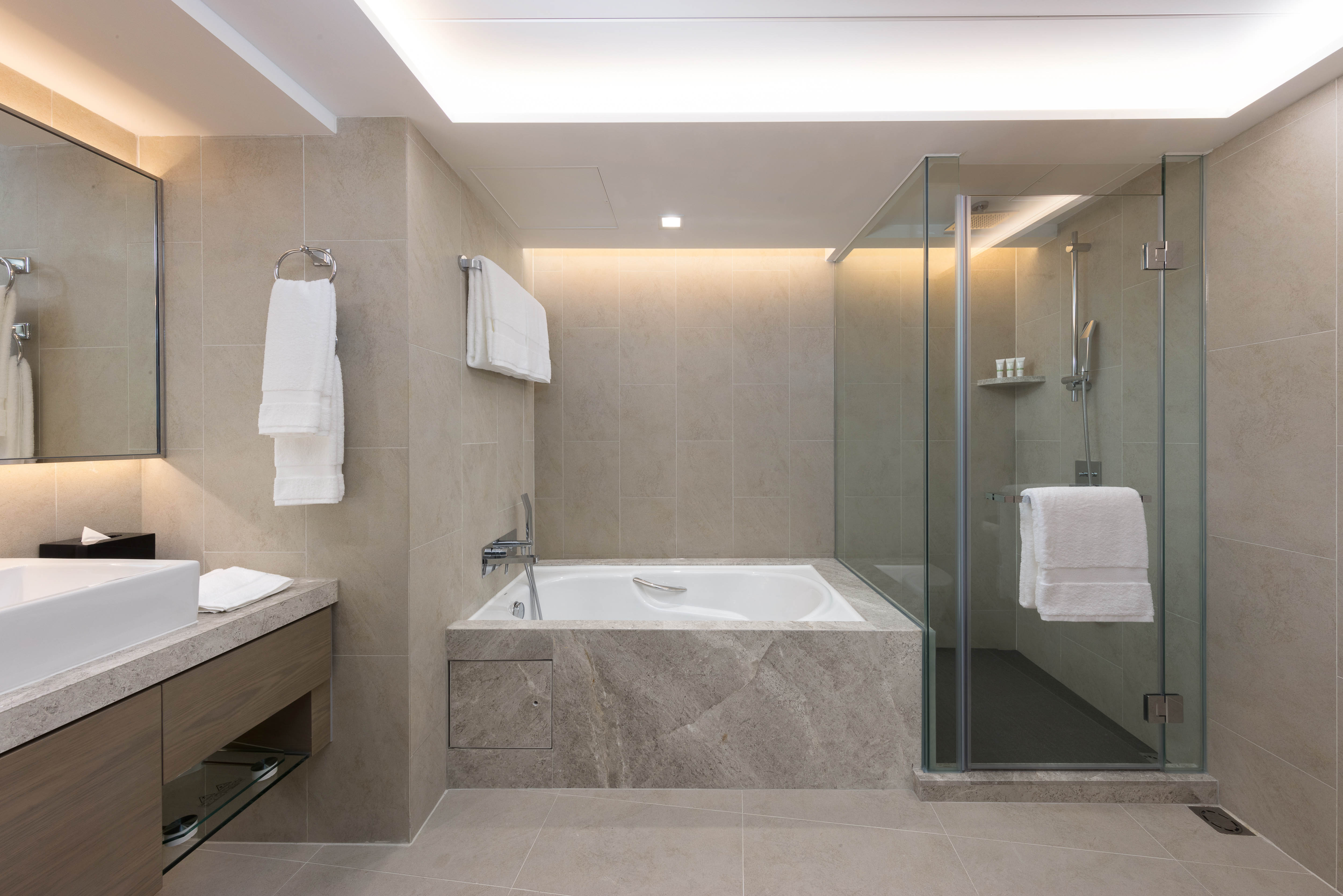 Deluxe, Suite, Harbour View, New World Millennium Hong Kong 2/4
