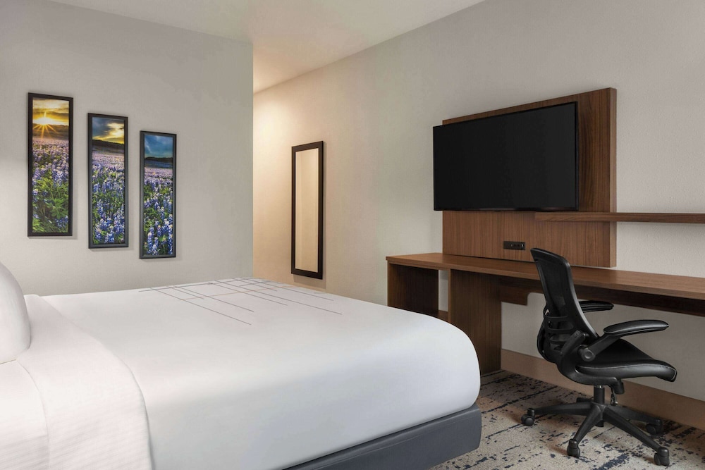 La Quinta Inn & Suites by Wyndham Austin South 50/53