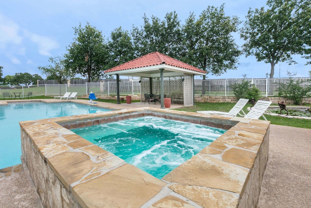 La Quinta Inn & Suites by Wyndham Fredericksburg 6/48