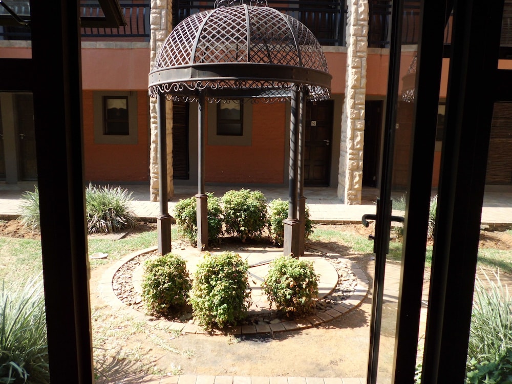Bains Lodge 37/41