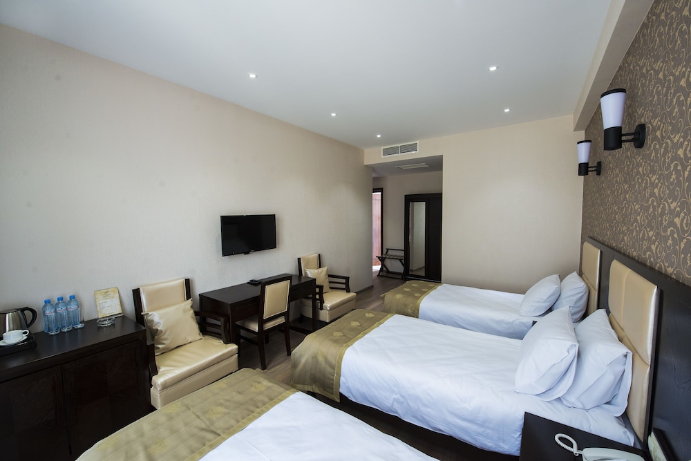 Tbilisi Inn 25/70