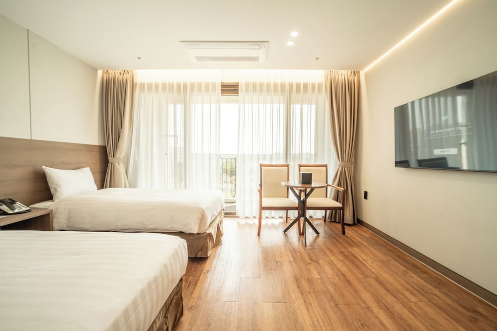 DELUXE, TWIN BEDS, SEA VIEW