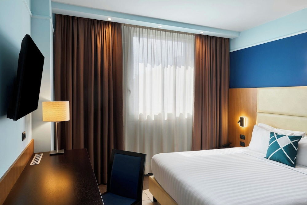 Standard, Queen Bed, City View