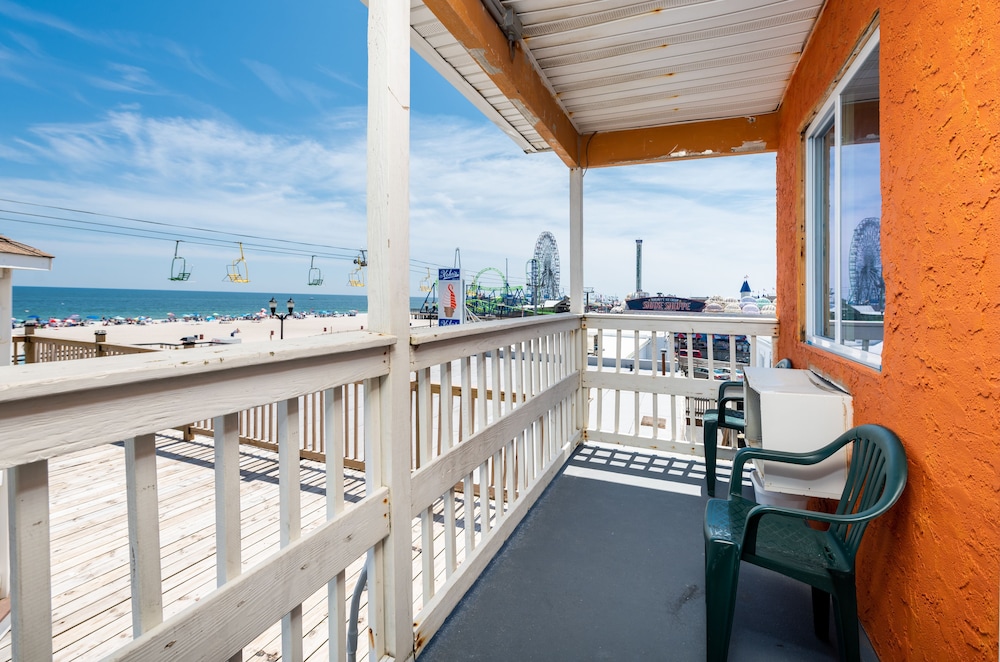 Boardwalk Hotel Charlee Beach House Rentals 3/50