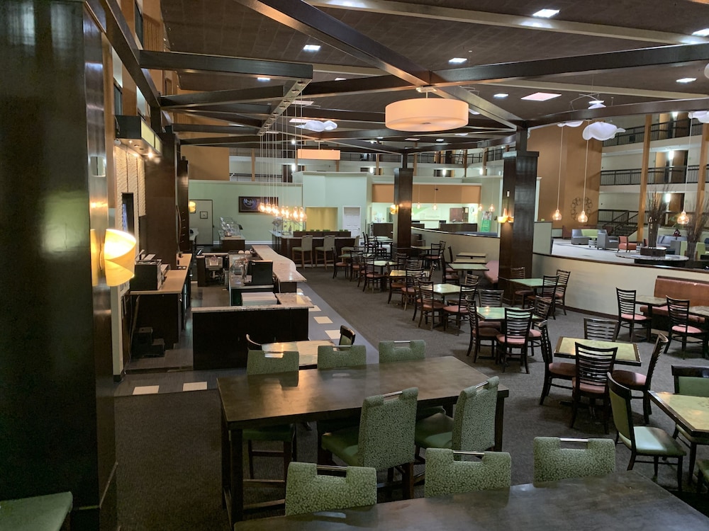 Clarion Hotel & Suites Conference Center Memphis Airport 18/31