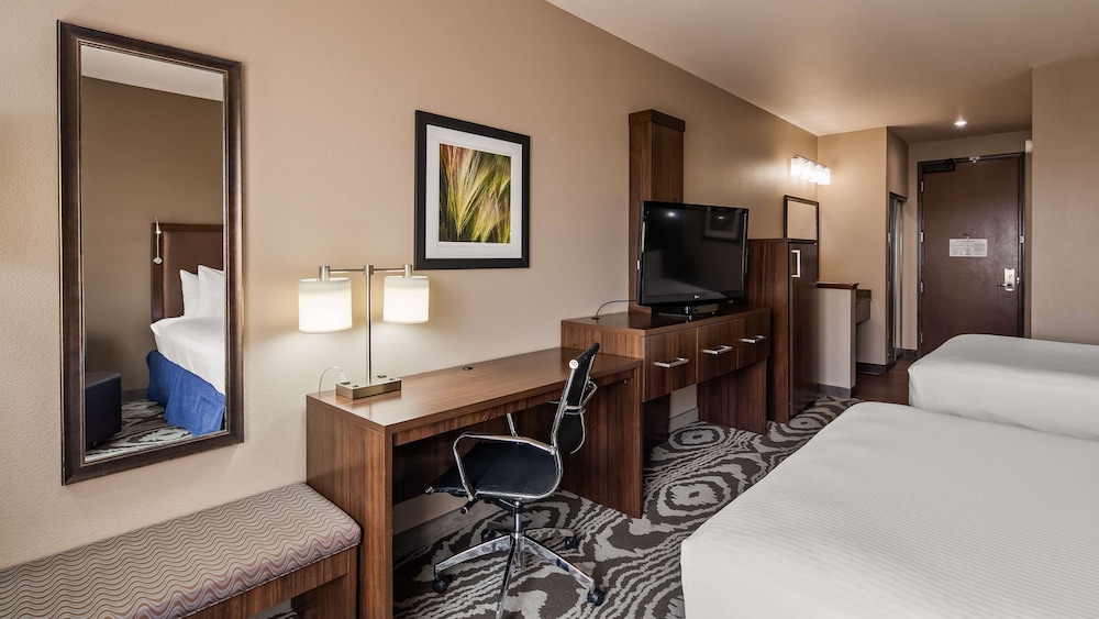 Best Western Plus Williston Hotel & Suites 9/50
