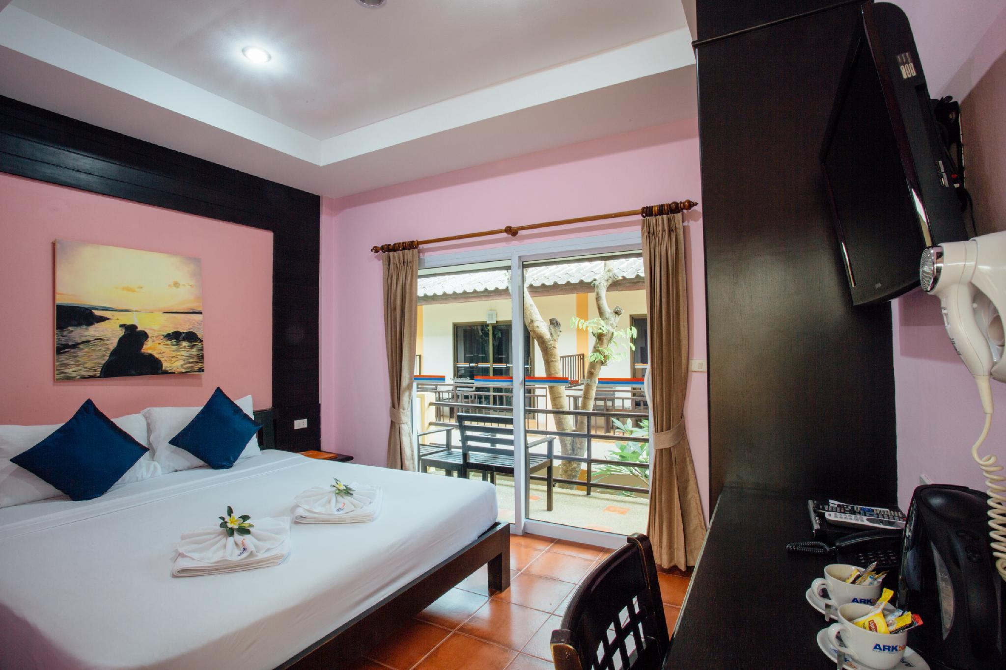 Ark Bar Beach Resort 46/64