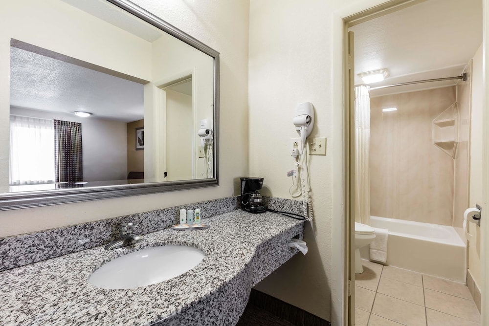 Quality Inn Tullahoma, TN 15/36
