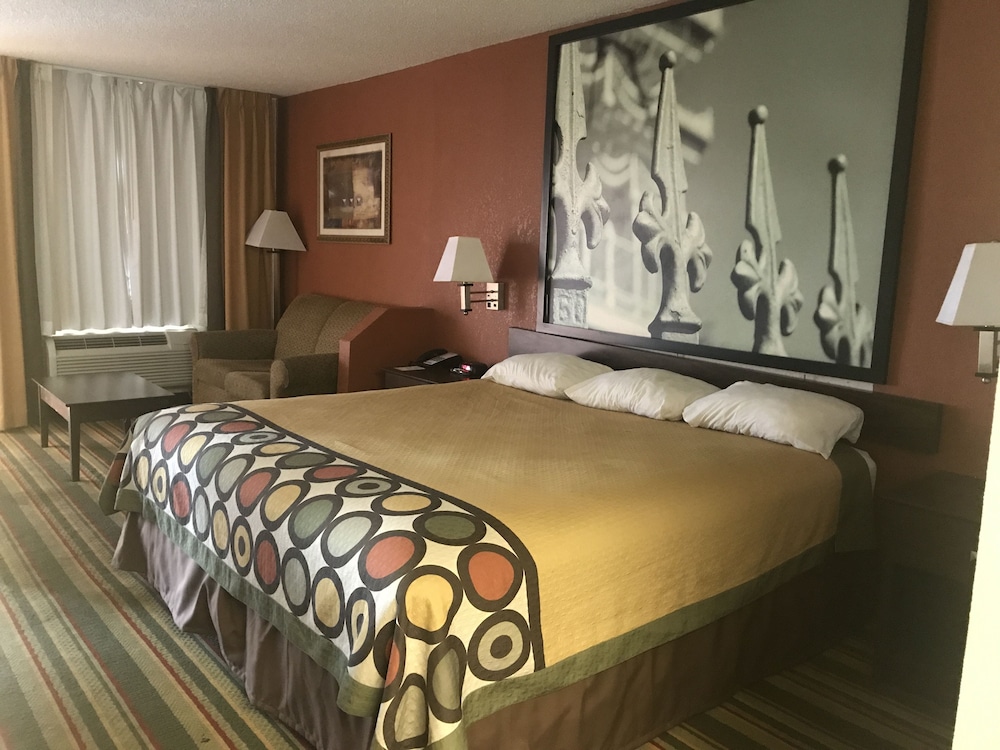 Super 8 by Wyndham Monroe 18/67