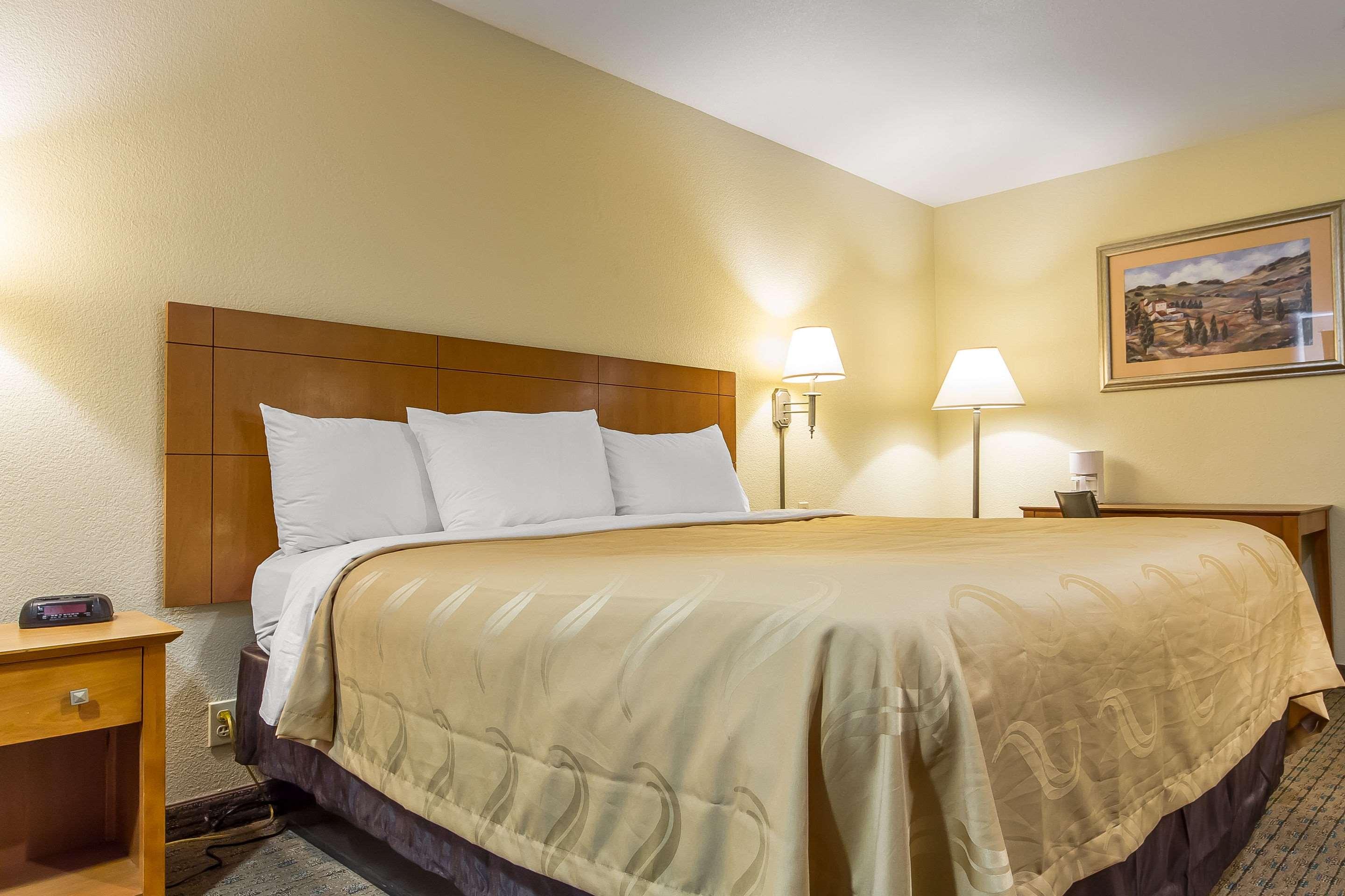 ROOM, KING BED