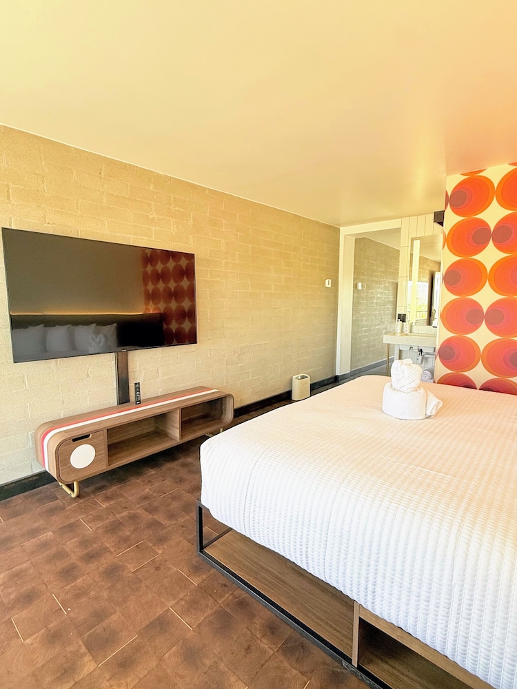 EXECUTIVE, SUITE, KING BED