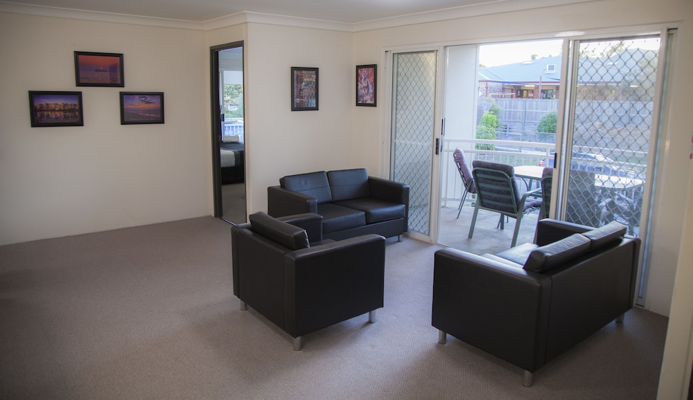 CHERMSIDE COURT MOTEL 22/25