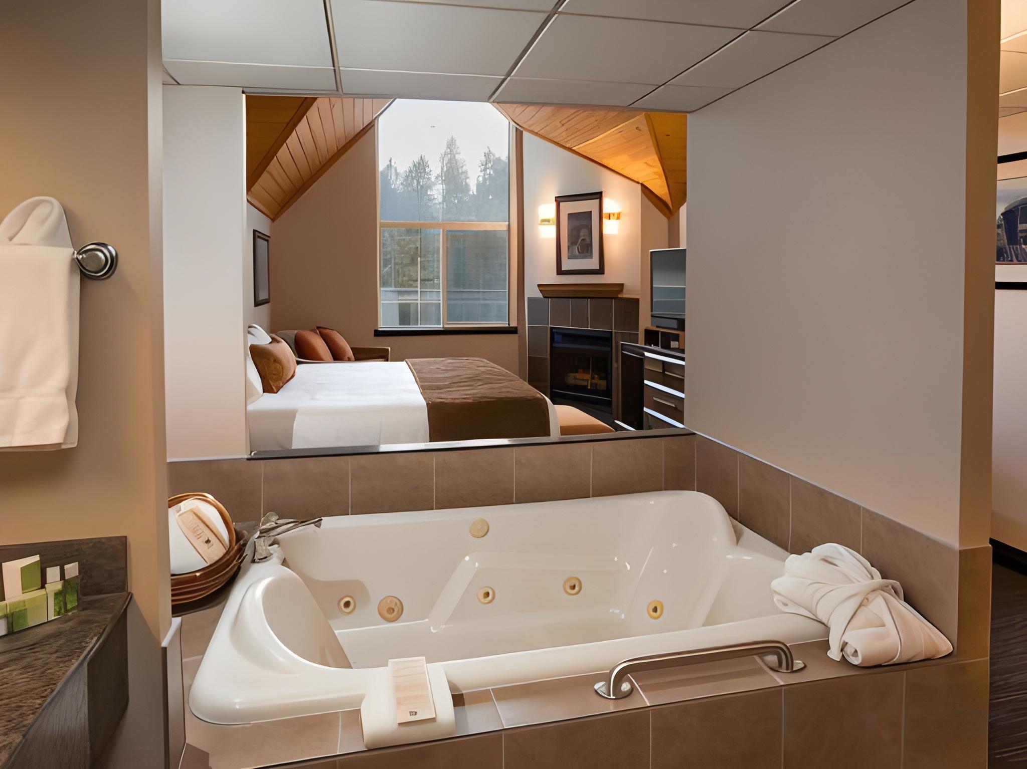 King Loft Suite Jetted Tub