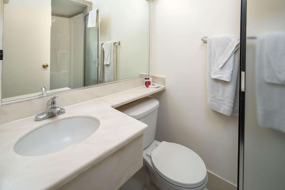 Travelodge By Wyndham Burbank-Glendale 11/28