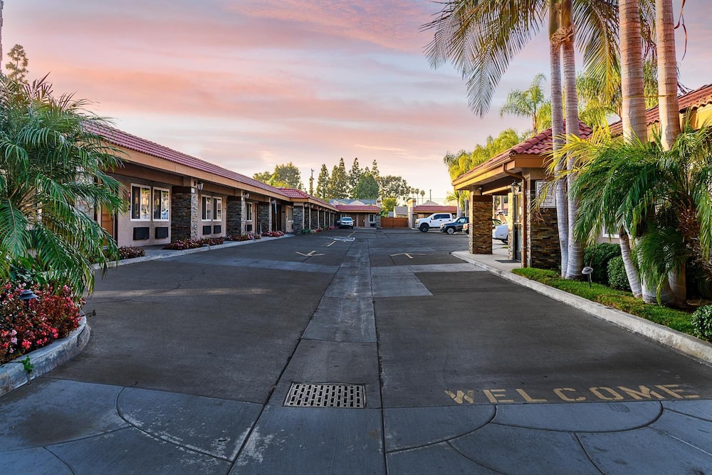 Hyland Motel 26/30