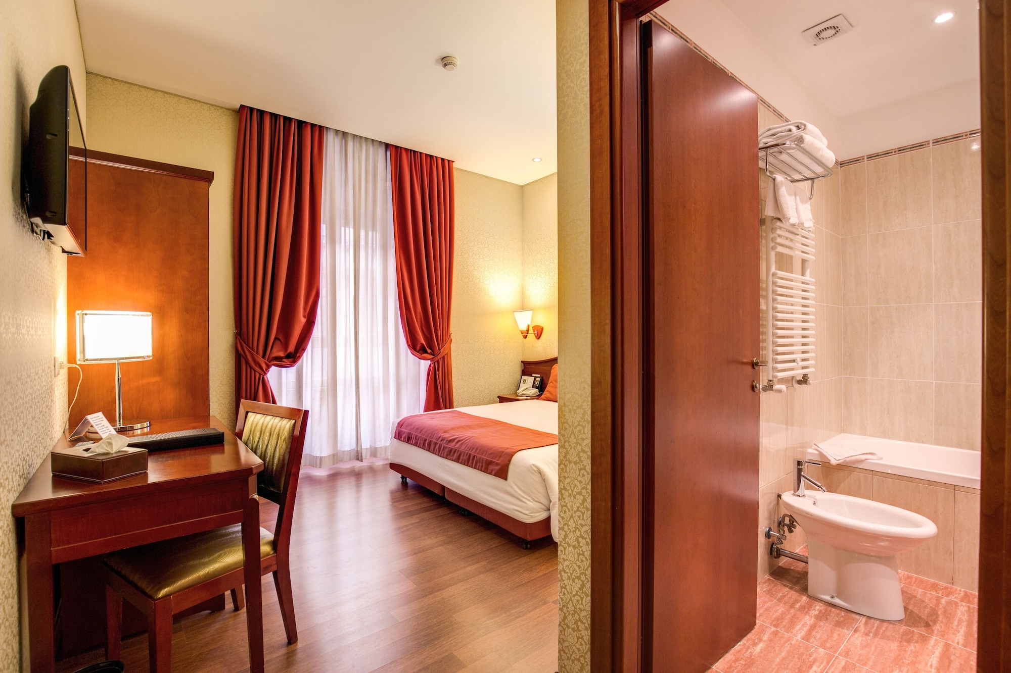 ROOM, QUADRUPLE