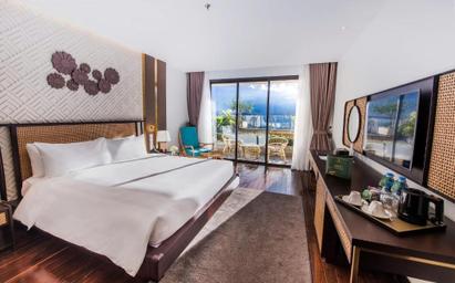 Deluxe, King Bed, Garden and Mountain View