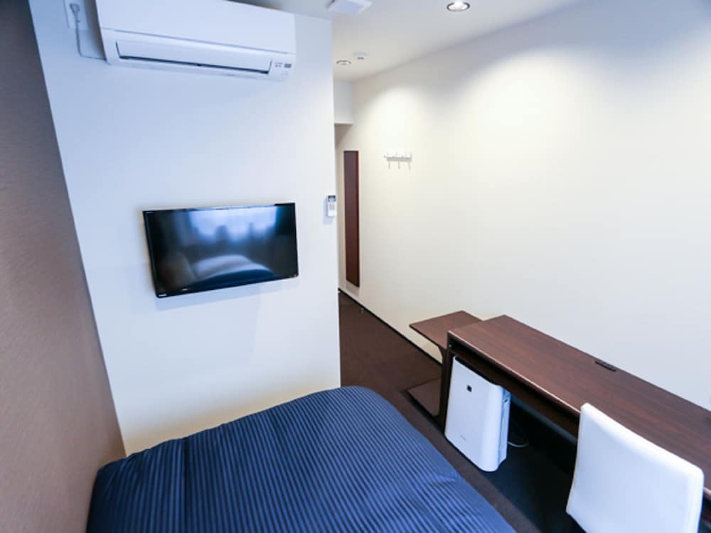 HOTEL LiVEMAX Yokohama Kannai Ekimae 33/37