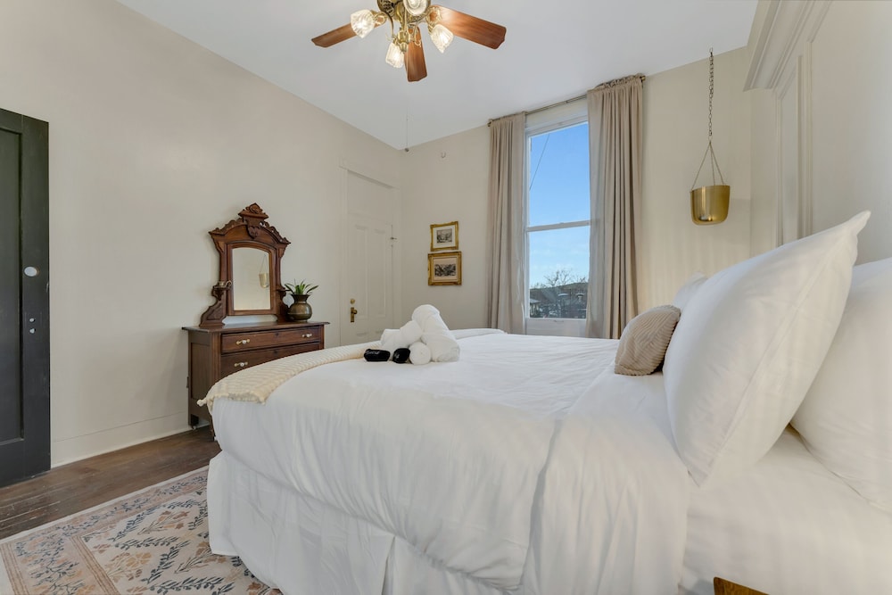 2 ROOMS, SUITE, KING AND QUEEN BED