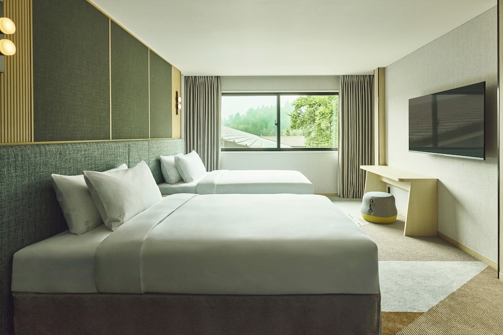 2 Bedrooms, Suite, Twin Beds, Forest View