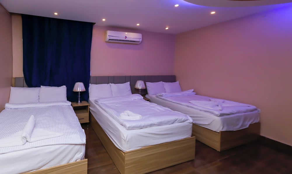 Three Giza Pyramids Inn 18/65
