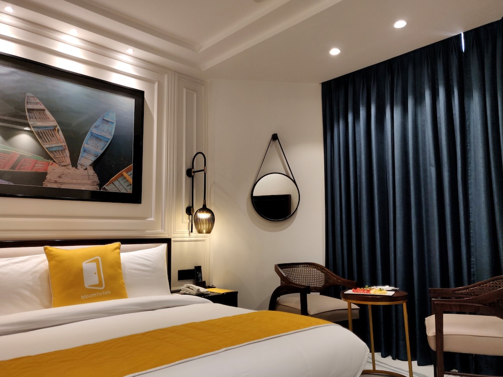 DELUXE, KING BED
