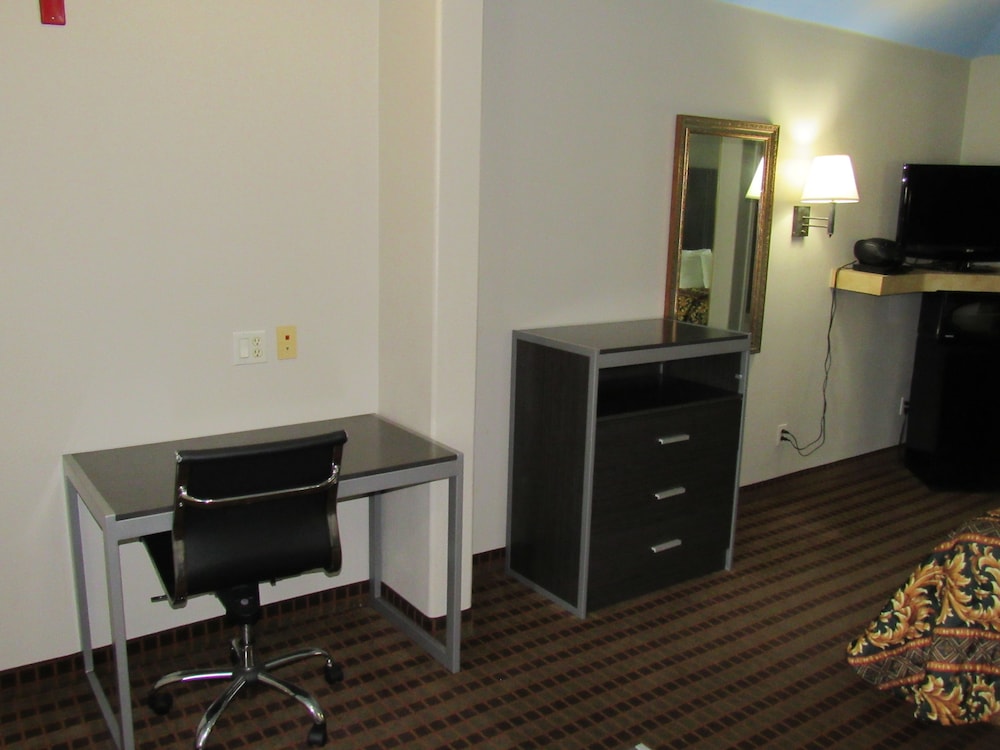 Camelot Inn &amp; Suites Highway 290/NW Freeway 30/36