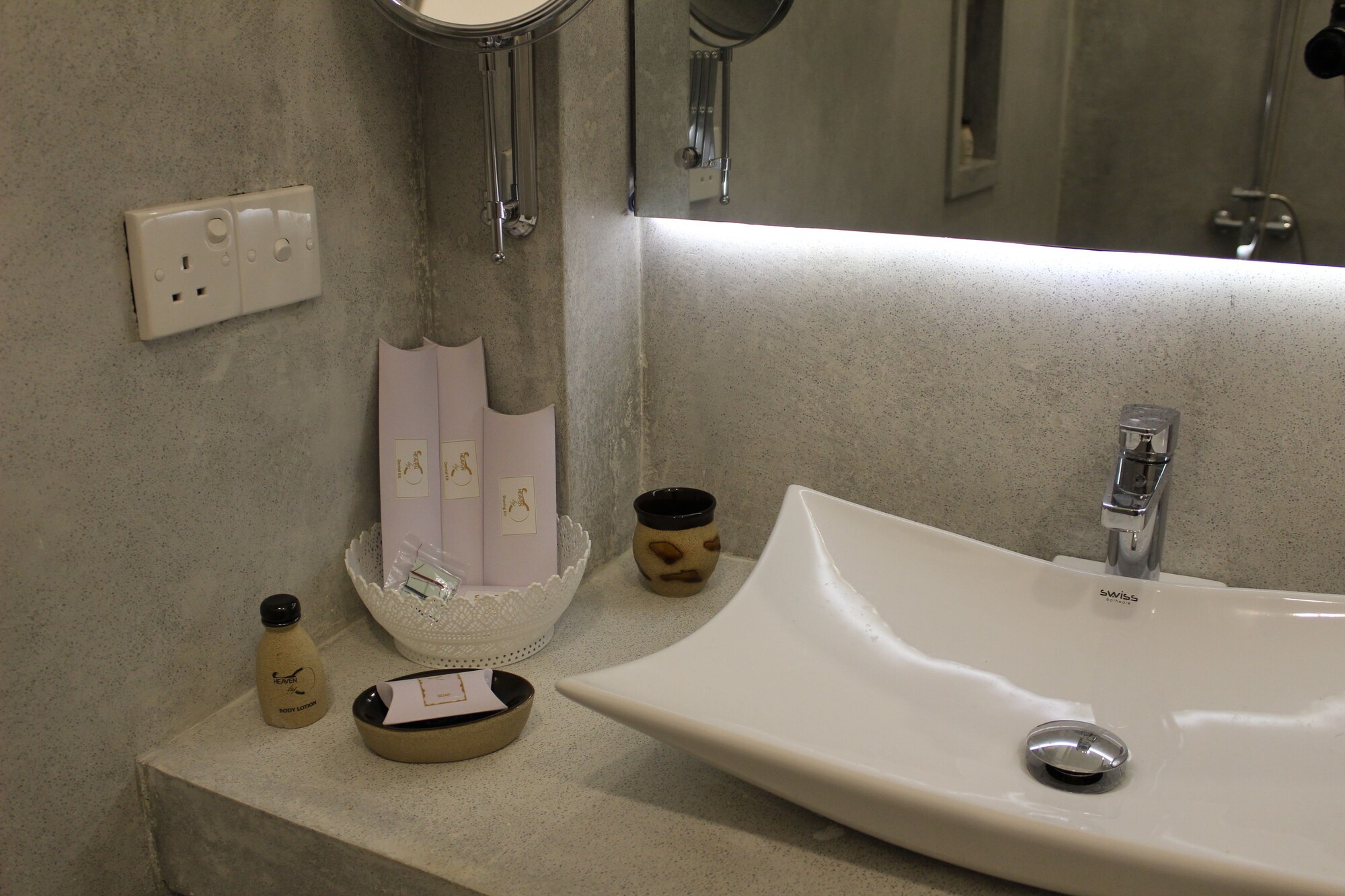 DELUXE, TWIN BEDS, PRIVATE BATHROOM, GARDEN AREA