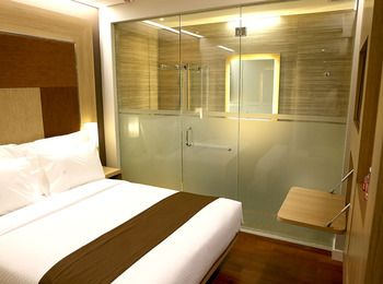 Nano, Deluxe، Grand Citihub Hotel at Panakkukang 2/4