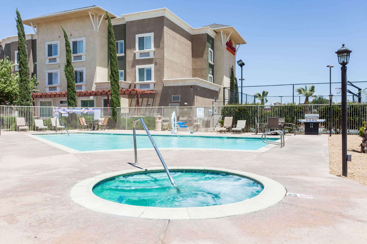 Hawthorn Suites By Wyndham Victorville 32/33