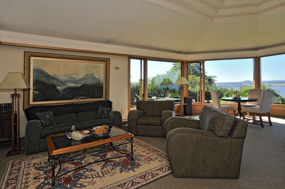 LAKE TAUPO LODGE 10/34