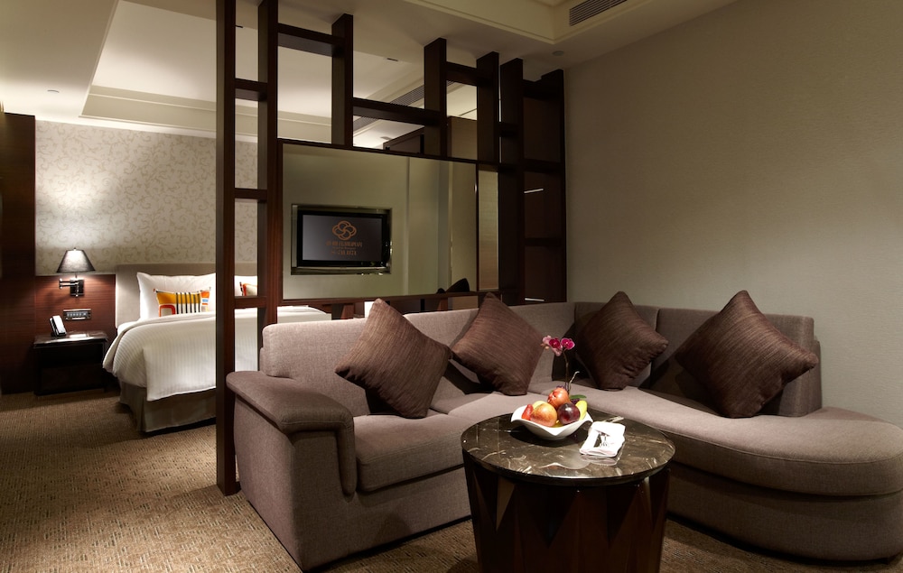 S Aura Hotel 30/50