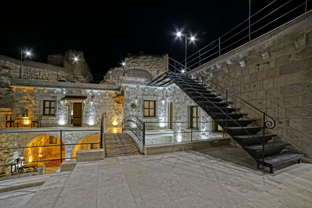 Risus Cave Suites 44/55