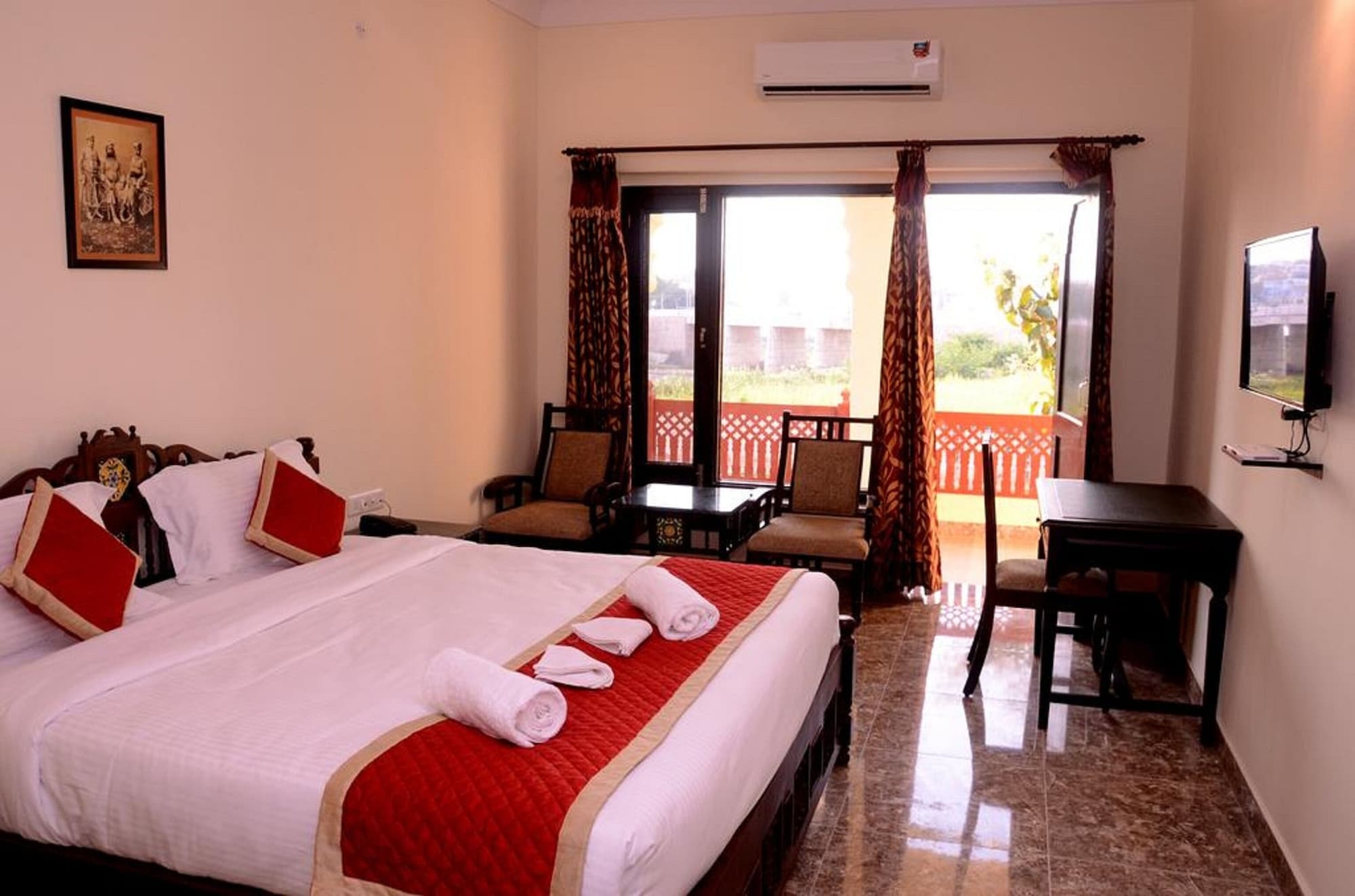 ROOM, LAKE VIEW