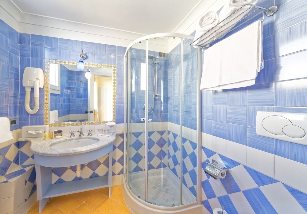 غرفة كلاسيكية بسرير مزدوج بإطلالة على البحر، Terme Mare Blu 8/8