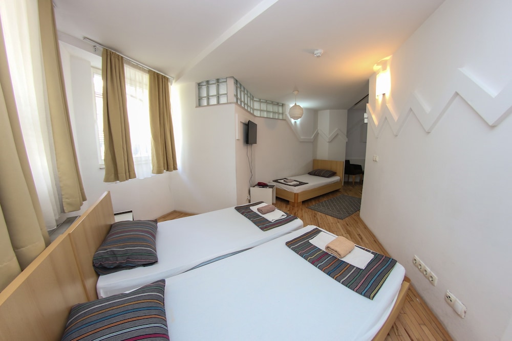 Hayat Hotel 47/57