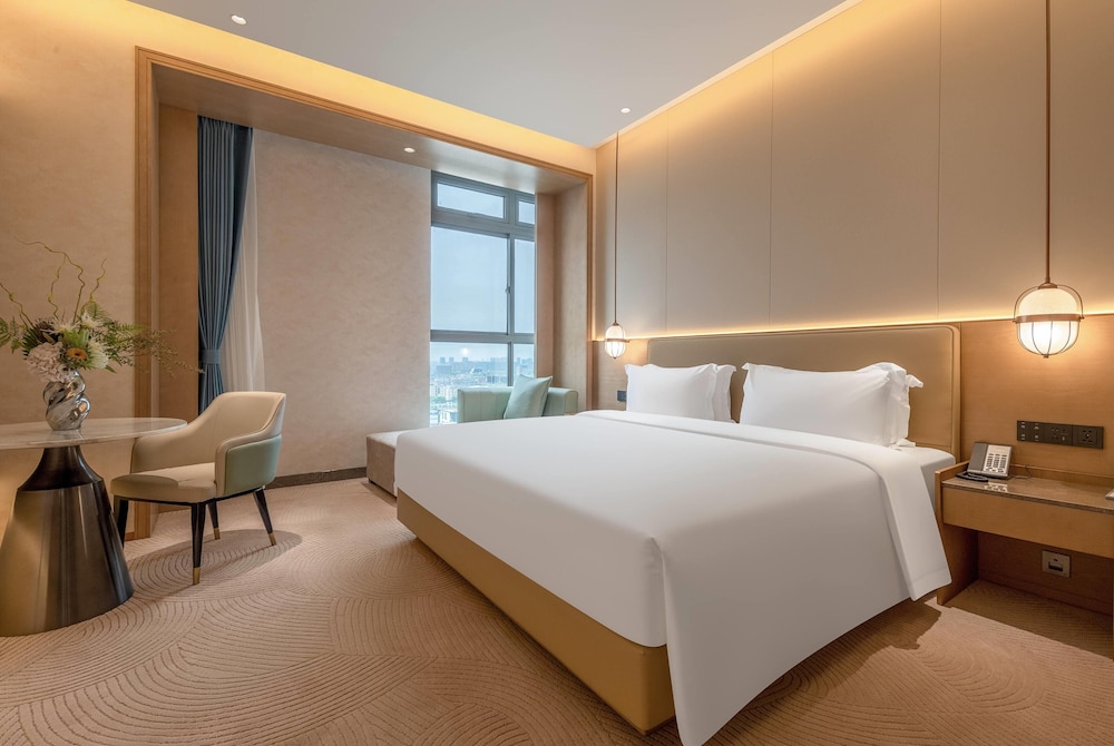 Suite, King Bed, Sky View