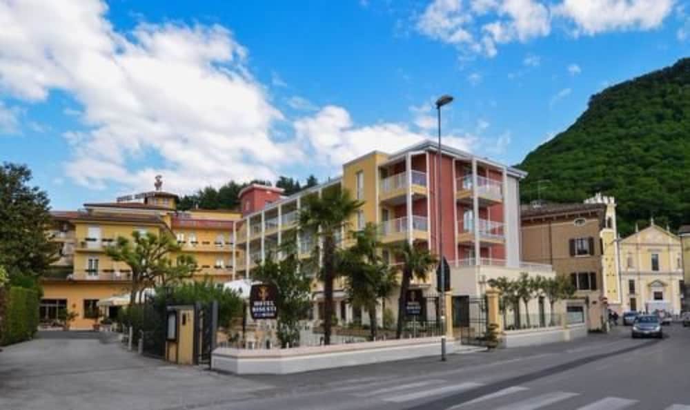 Hotel Bisesti 37/50