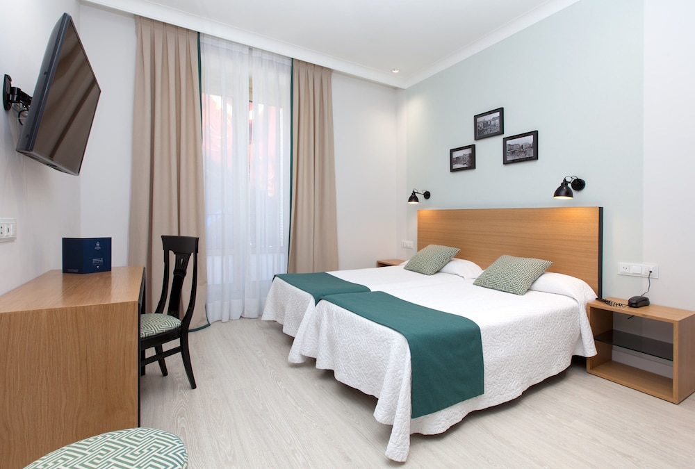 ROOM, DOUBLE BED, PUERTA DEL SOL VIEW