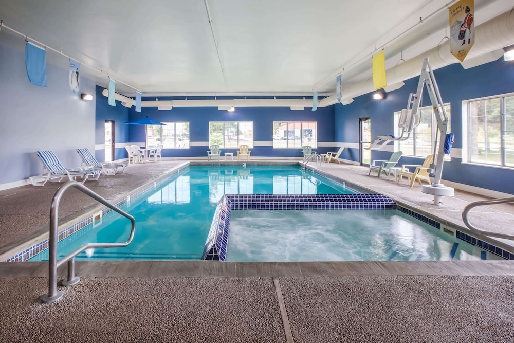 Baymont By Wyndham Mackinaw City 27/34