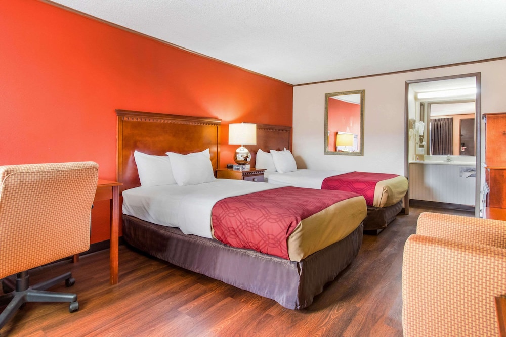 Econo Lodge Norwalk 12/28