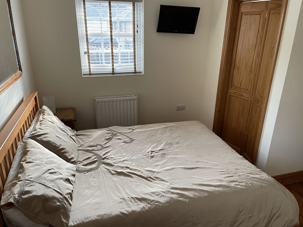 Courtyard, Cottage, House, 3 Double Beds