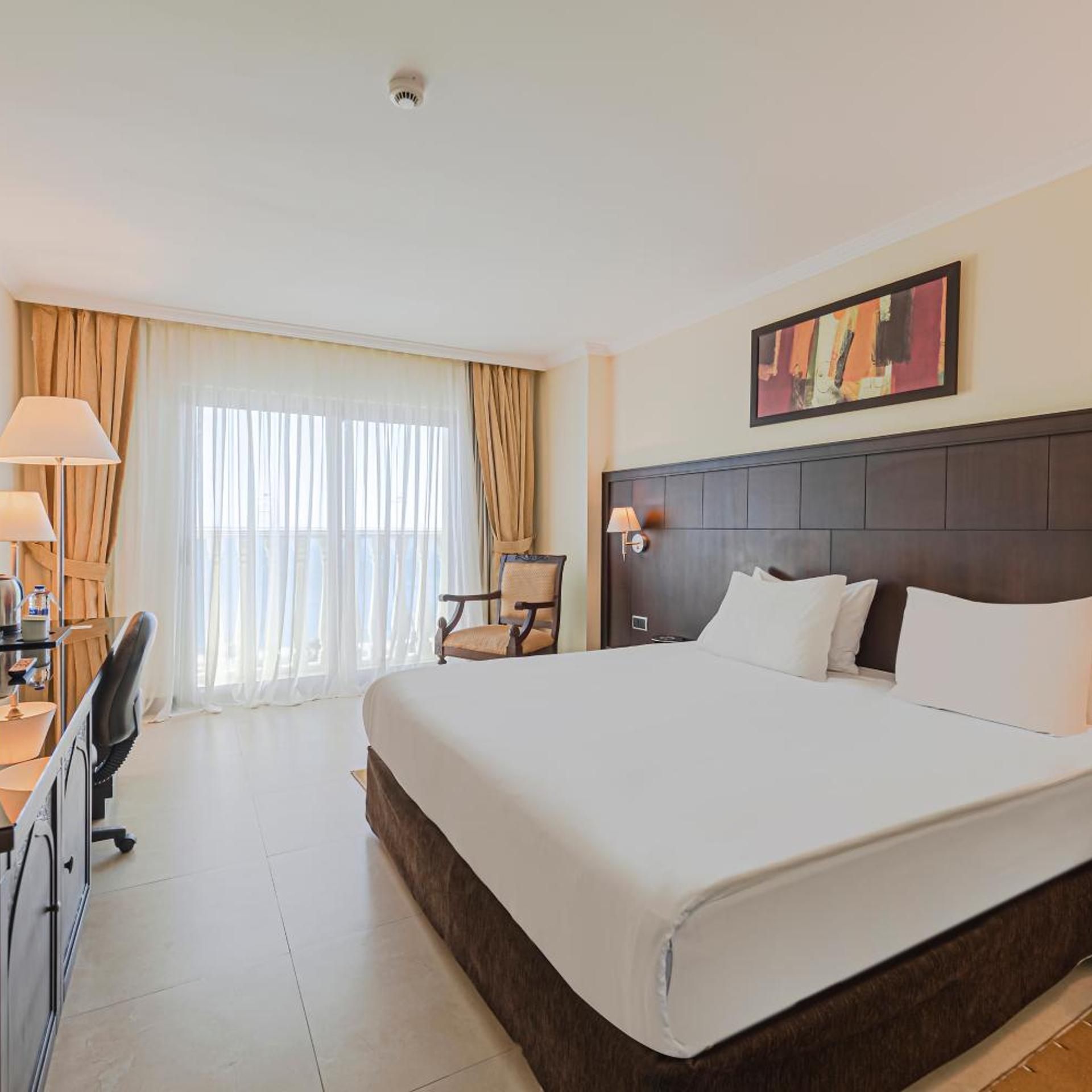 Standard, King Bed, Lateral Side Sea View, Smoking