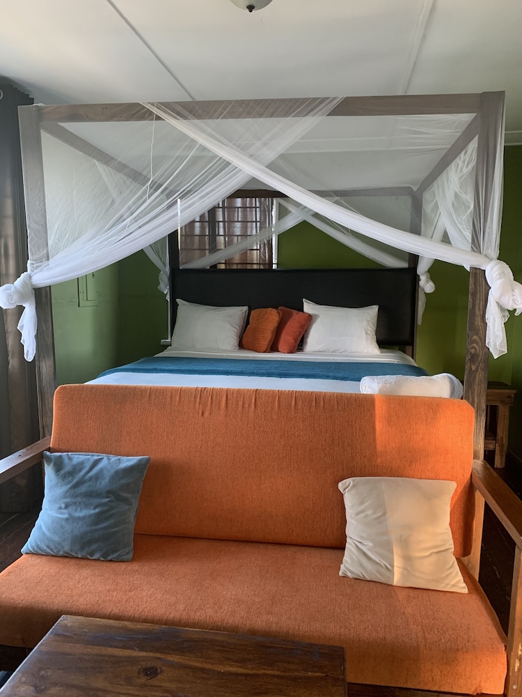 Kingsworth Hostel 4/42
