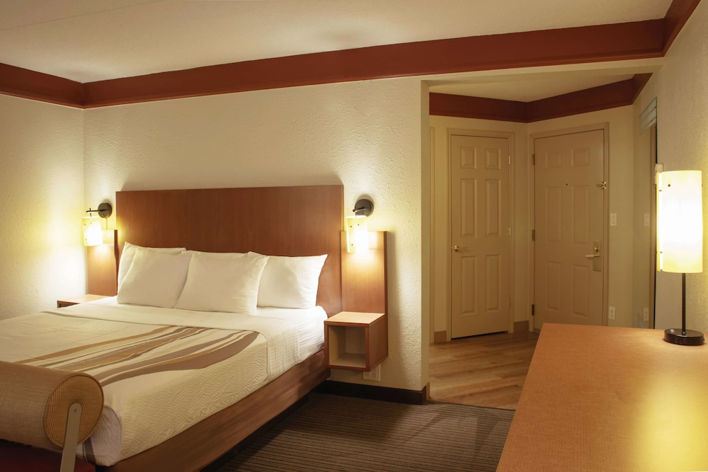 La Quinta Inn & Suites by Wyndham Atlanta Ballpark/Galleria 21/64