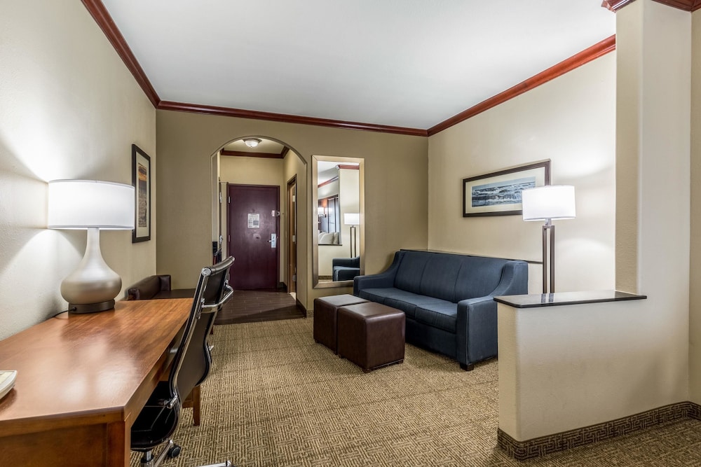 Comfort Suites Galveston Cruise Port Area - Beachside 24/44