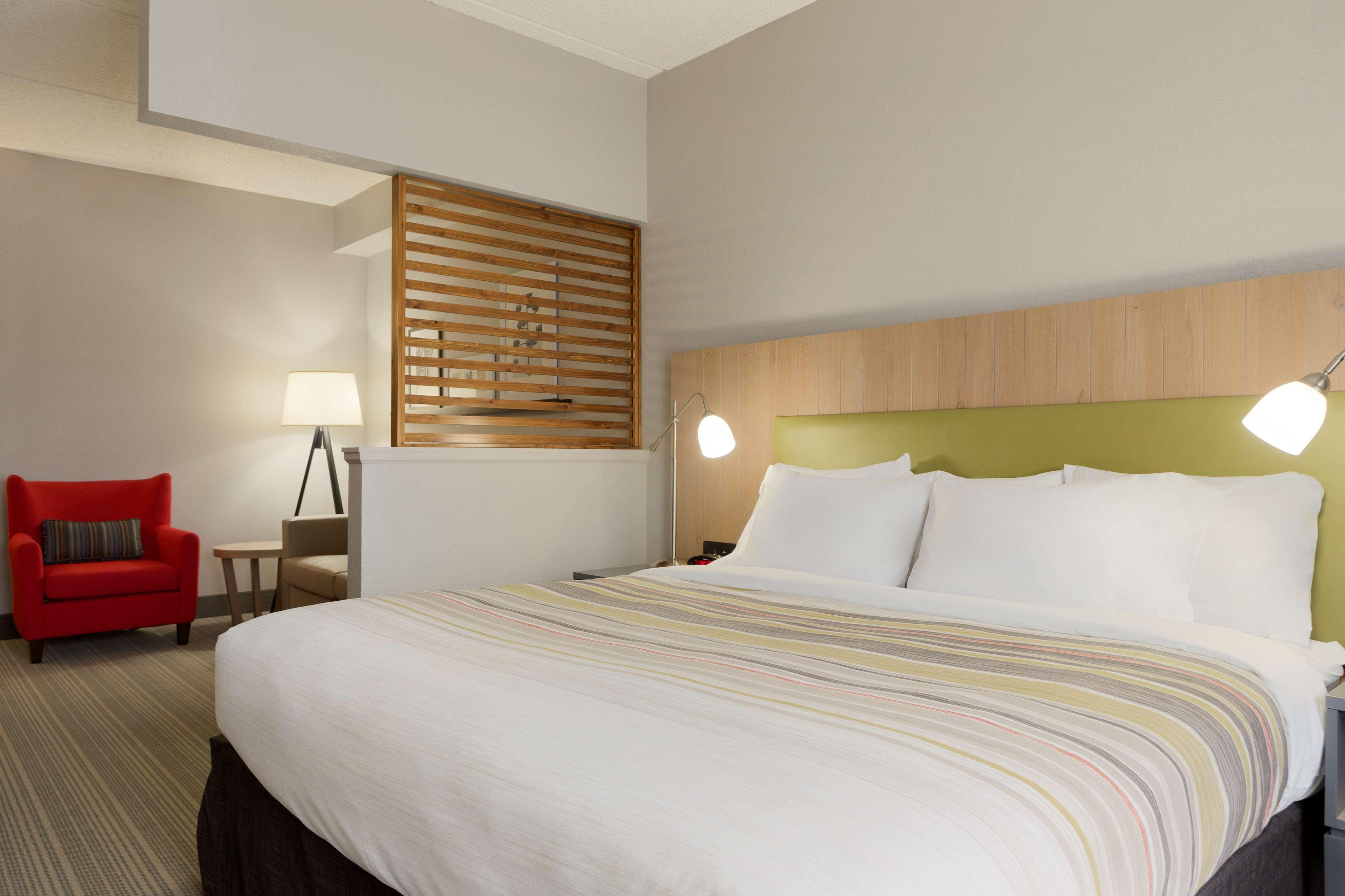 SUITE, KING BED