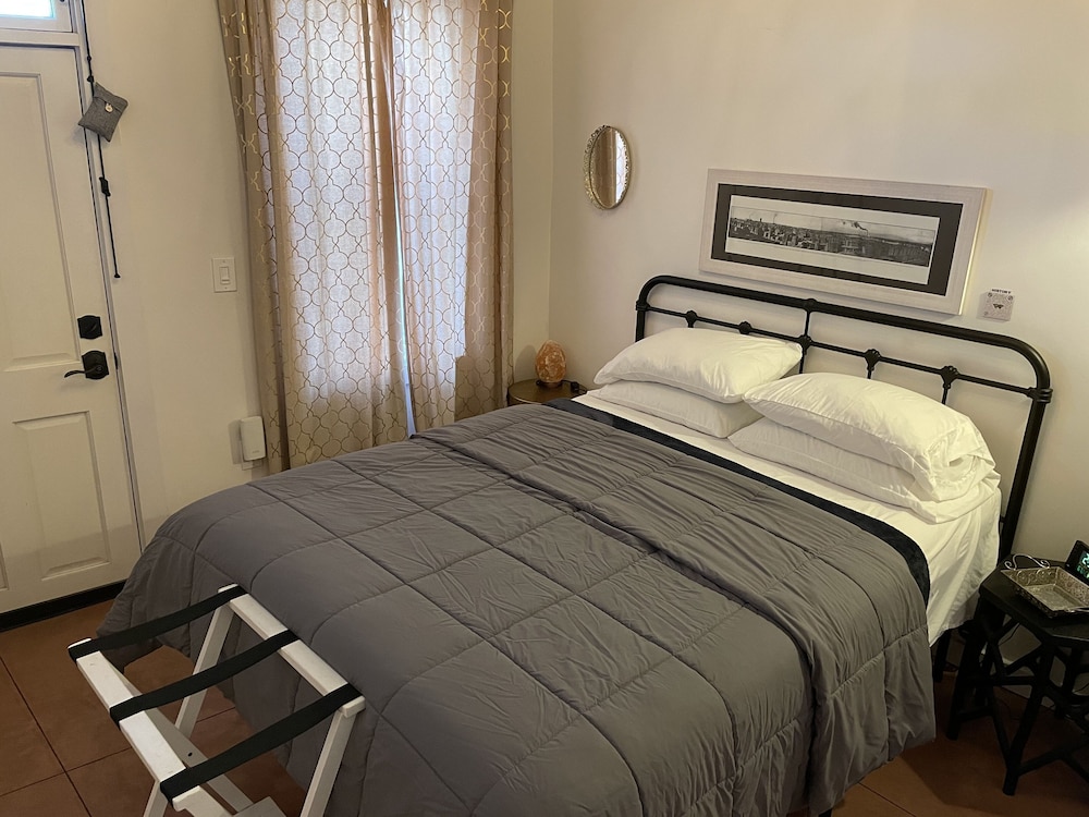 Painted Lady Bed & Brew 14/73
