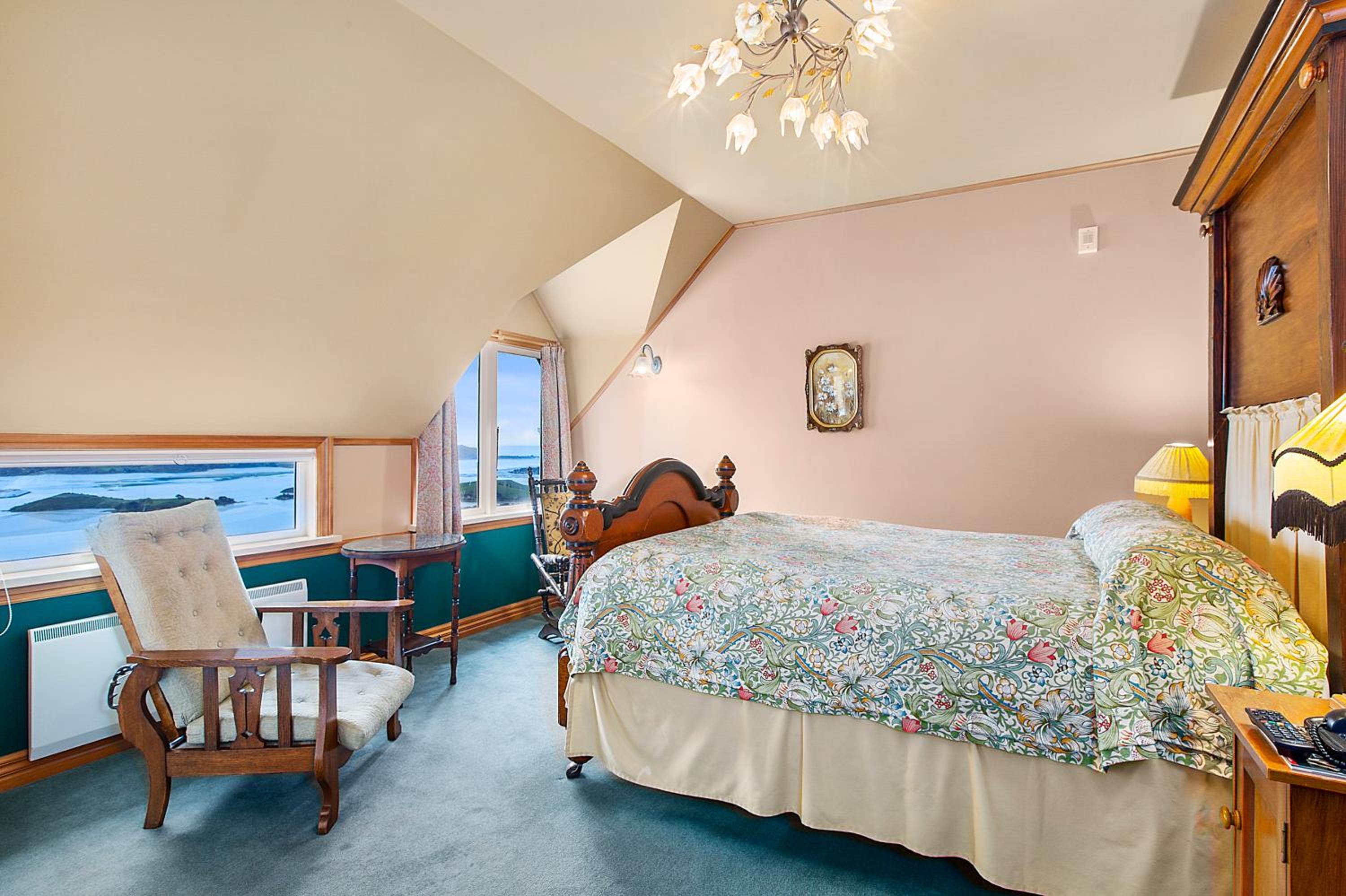 Lodge, Queen Bed
